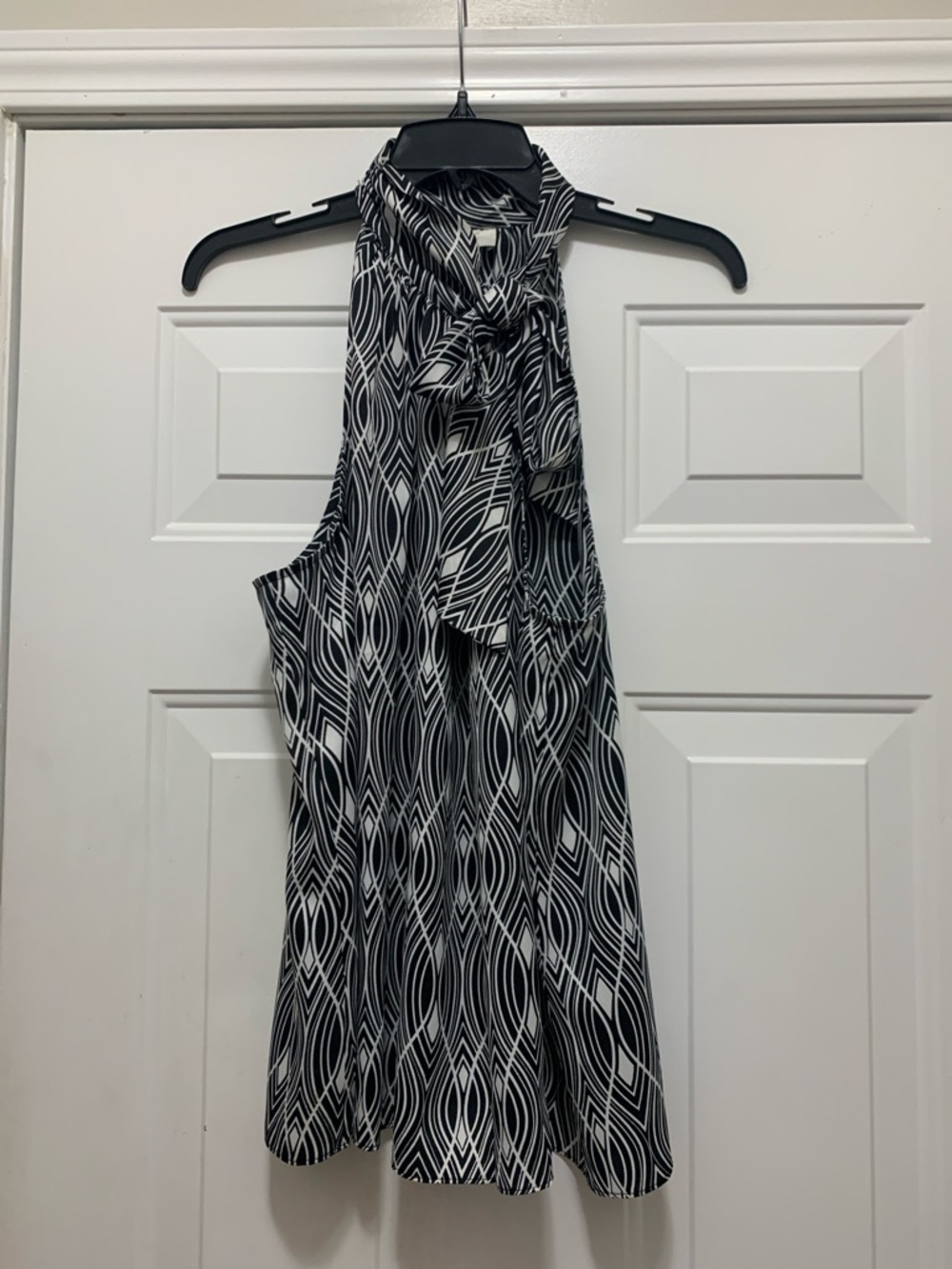4/$10 LOFT Black and White Zigzag Halter Top Size XL